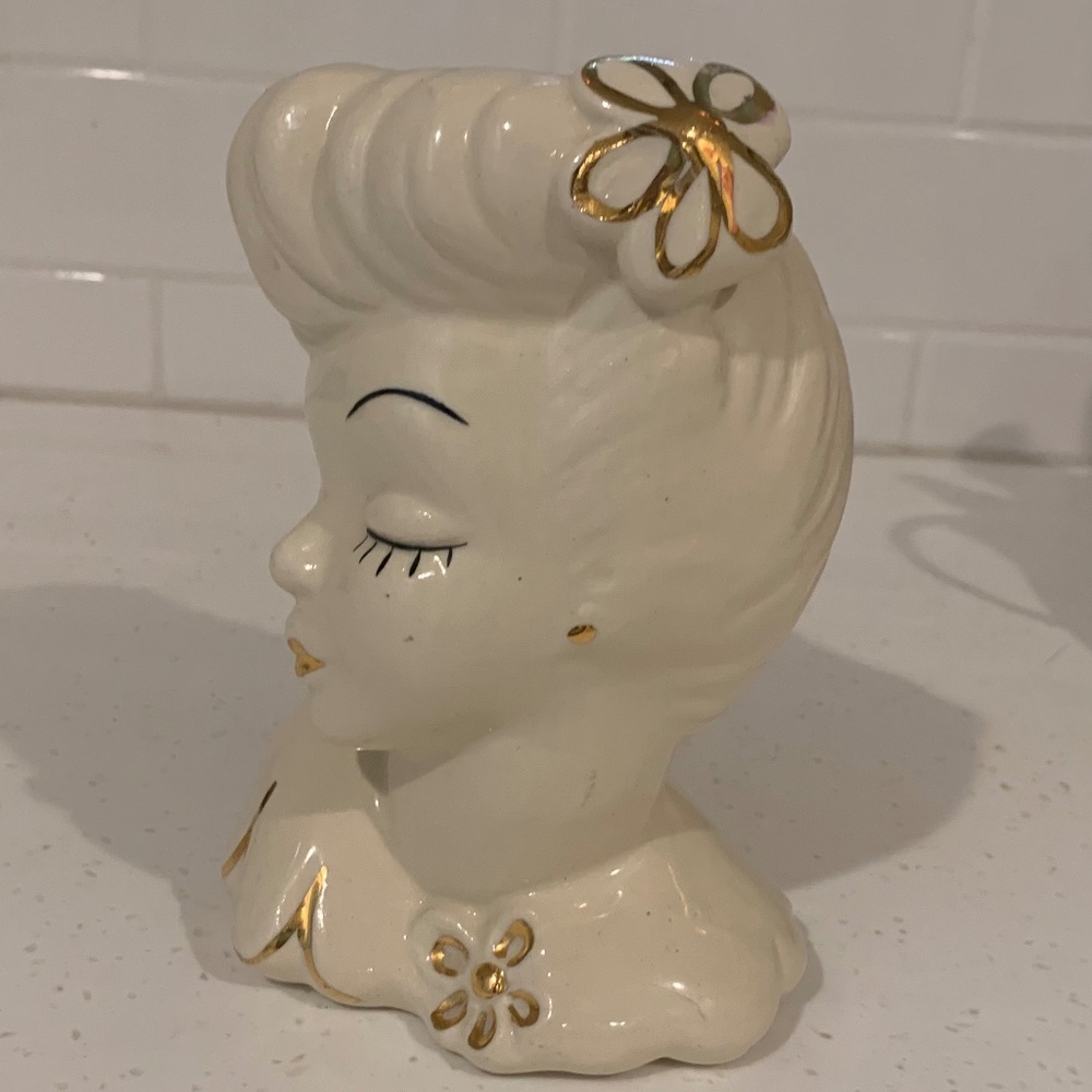 Glamour Girl Head vase ..signed white with gold trim.  Price Firm - Picture 8 of 8